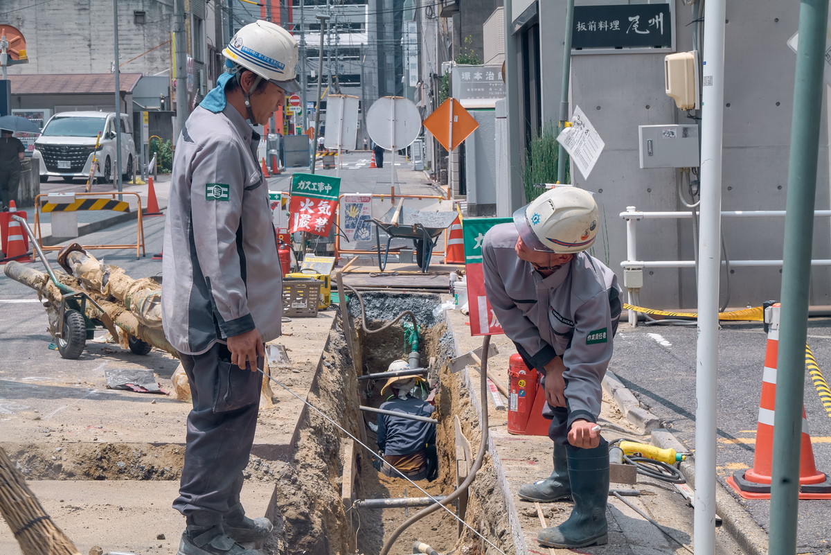 道路下の配管を確認しながら進めるガス工事現場