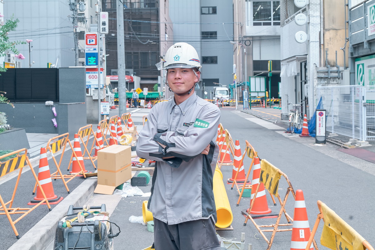 道路下のガス配管工事を行うN.Iさん