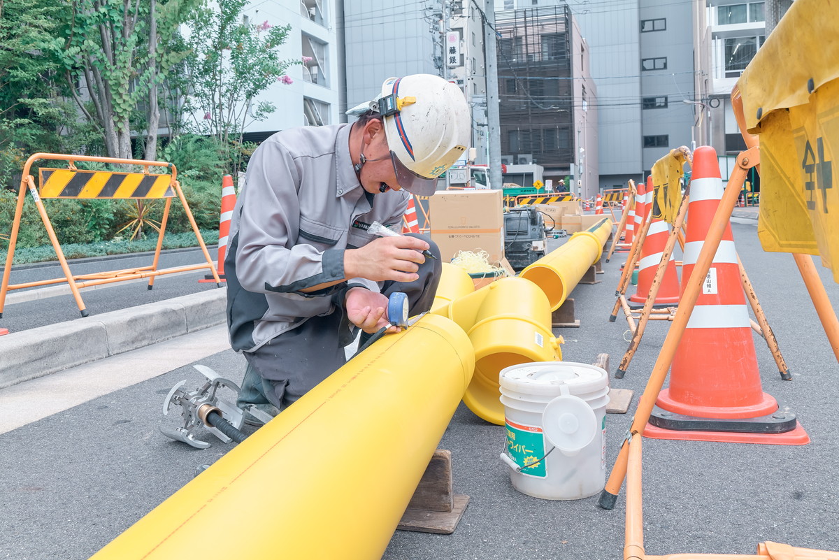 ガス管をつないで施工するN.Iさん